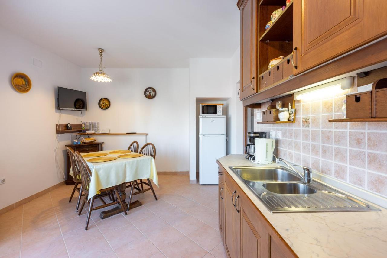 Apartments Villa Mavero Banjole Esterno foto