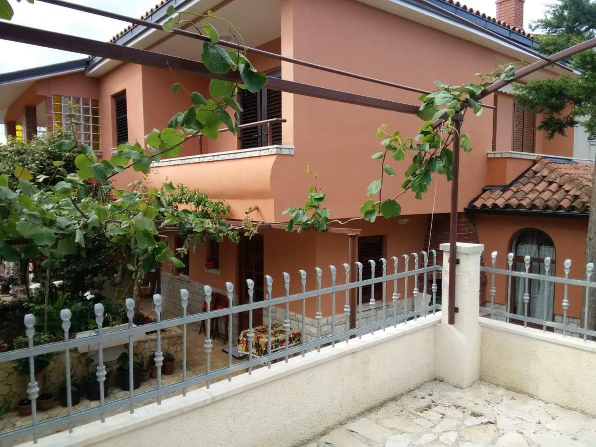 Apartments Villa Mavero Banjole Esterno foto