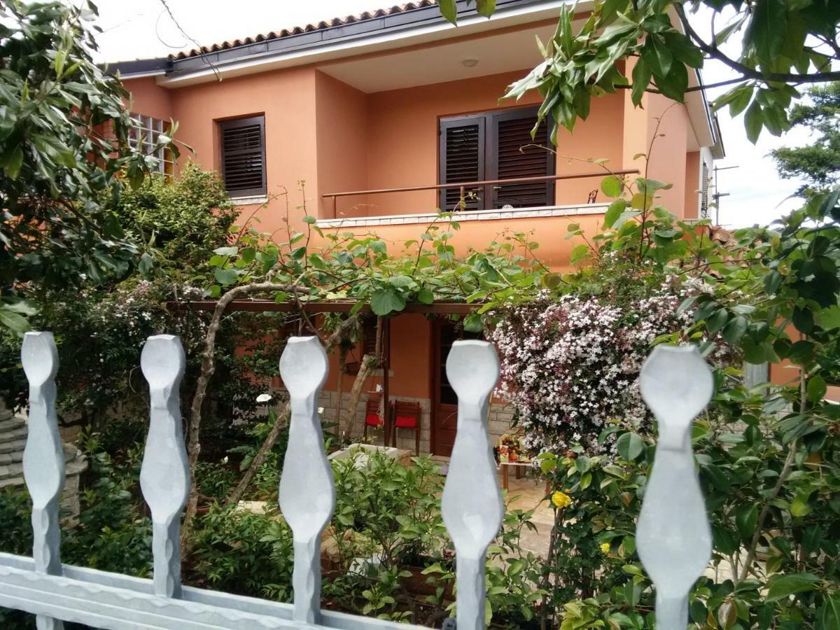 Apartments Villa Mavero Banjole Esterno foto